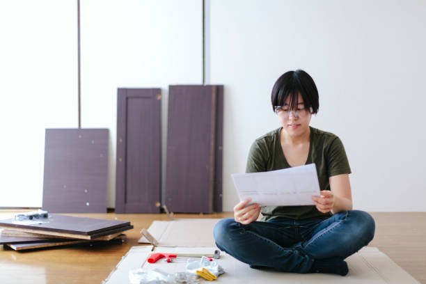 diy のための指示を読む若い女性 - 手続き 女性 ストックフォトと画像